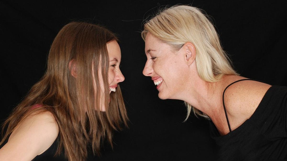 copila s a strecurat in camera parintilor si s a ascuns la piciorul patului parintii nu au stiut