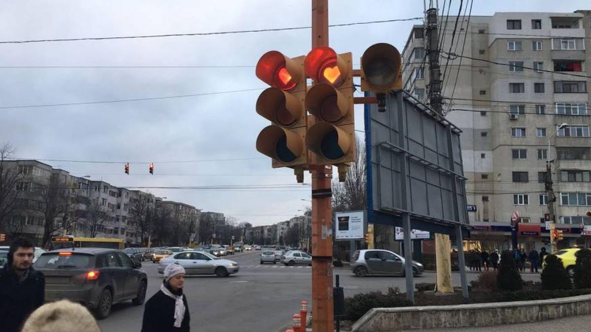 orasul din romania in care semafoarele lumineaza sub forma de inimi foto