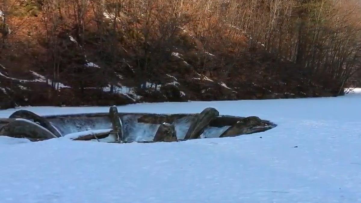 povestea lacului cu vartej unic in romania video