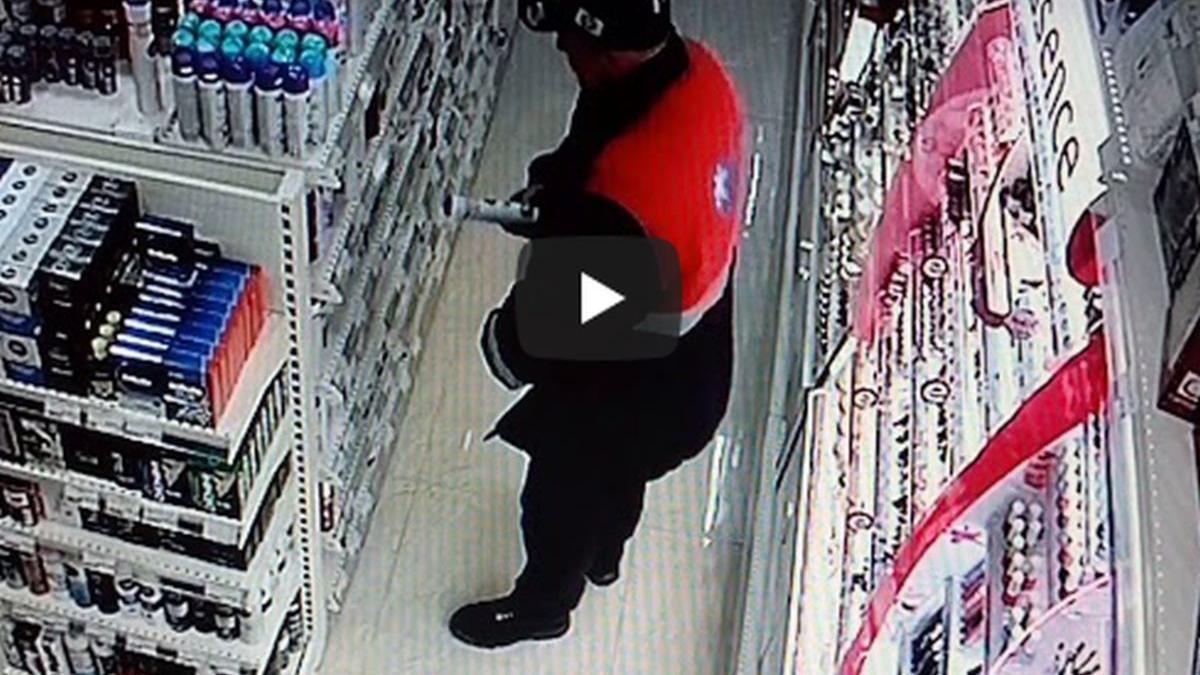 un hot a fost filmat in timp ce fura dintr un magazin erau 12 camere de supraveghere acolo video