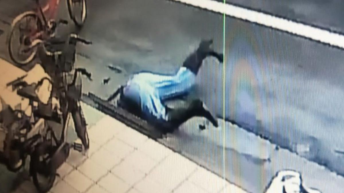 astepta autobuzul in momentul in care a vazut ceva in canal s a aplecat sa ia obiectul dar a avut