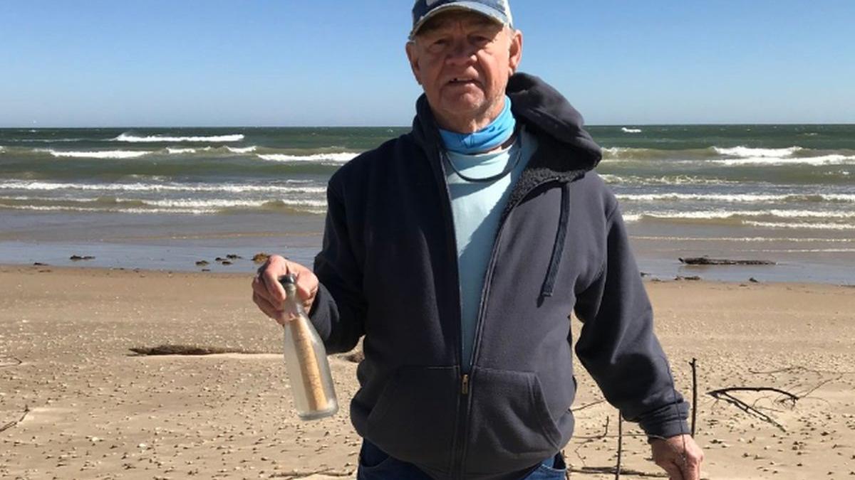 au mers la plaja iar la un moment dat au vazut ceva ciudat in apa era un mesaj vechi de 65 de ani