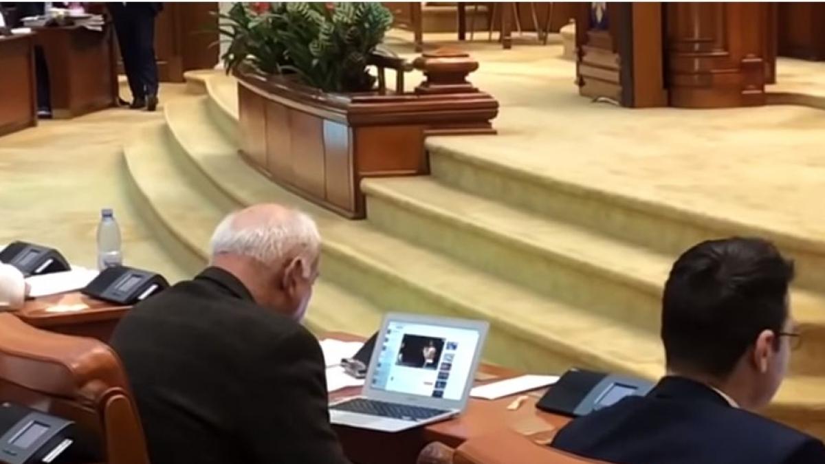 imagini inedite in parlament varujan vosganian surprins urmarind un meci de box in timpul sedintei