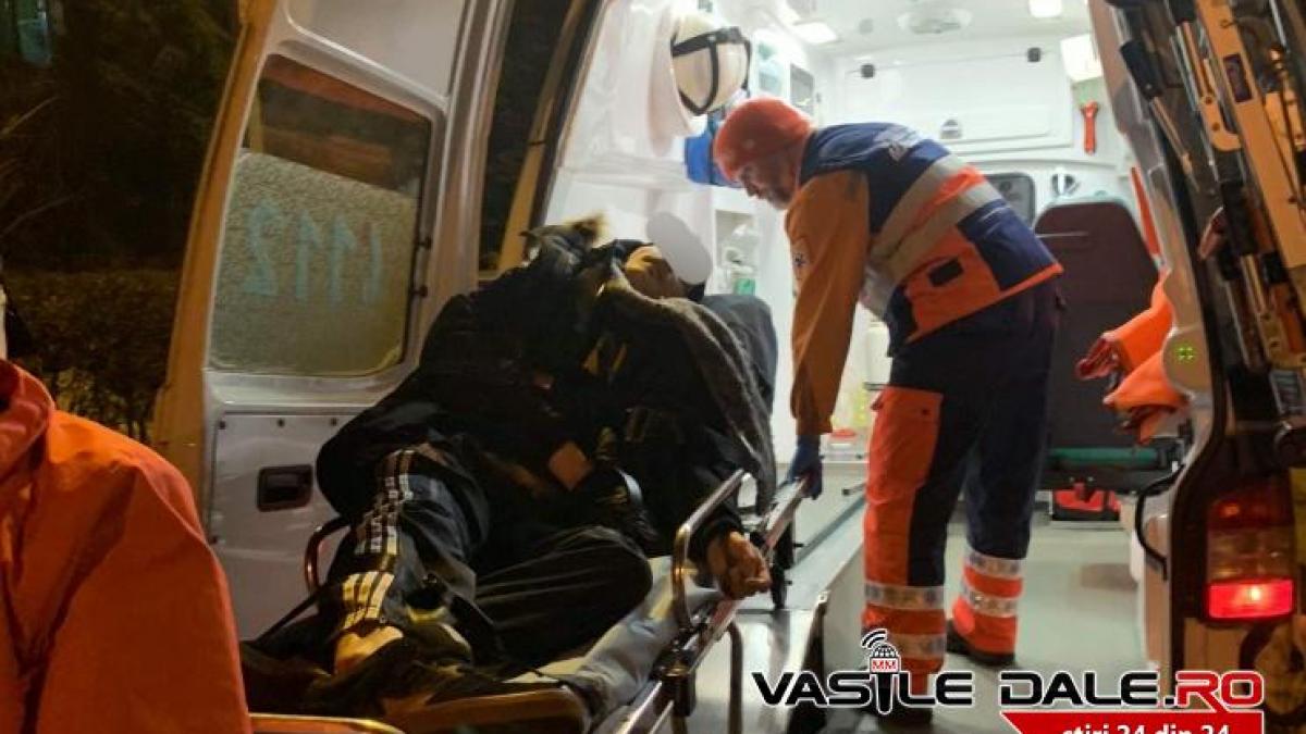 mergea seara spre casa cand baimareanul a dat peste un tanar cazut la pamant a pus mana pe telefon