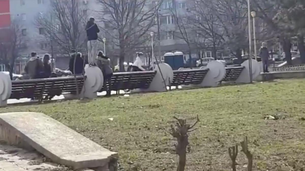 se plimba ieri printr un parc in centrul constantei cand i s a parut ca vede doua fete ca se joaca