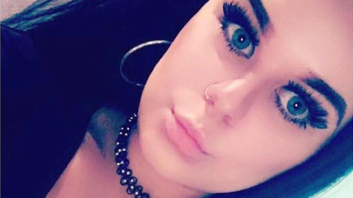 petrecuse o noapte plina de pasiune in casa fostului ei iubit intr o zi in timp ce se uita pe