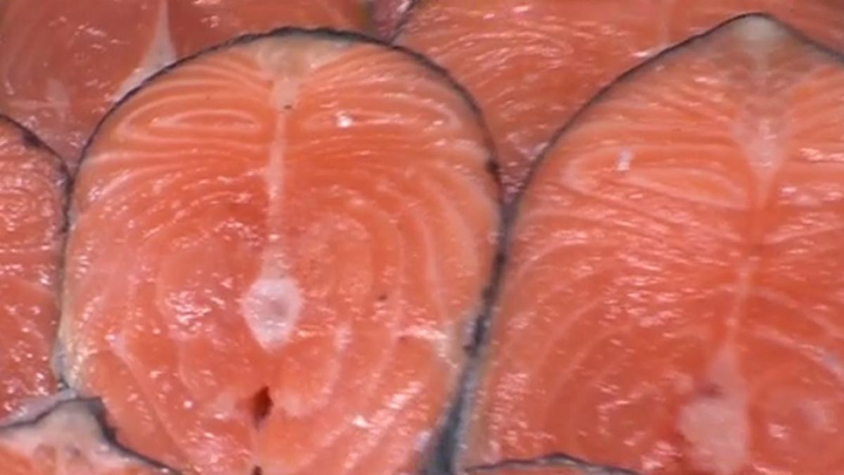 alerta alimentara inspectorii sanitari au suspendat linia de productie file somon afumat in mai