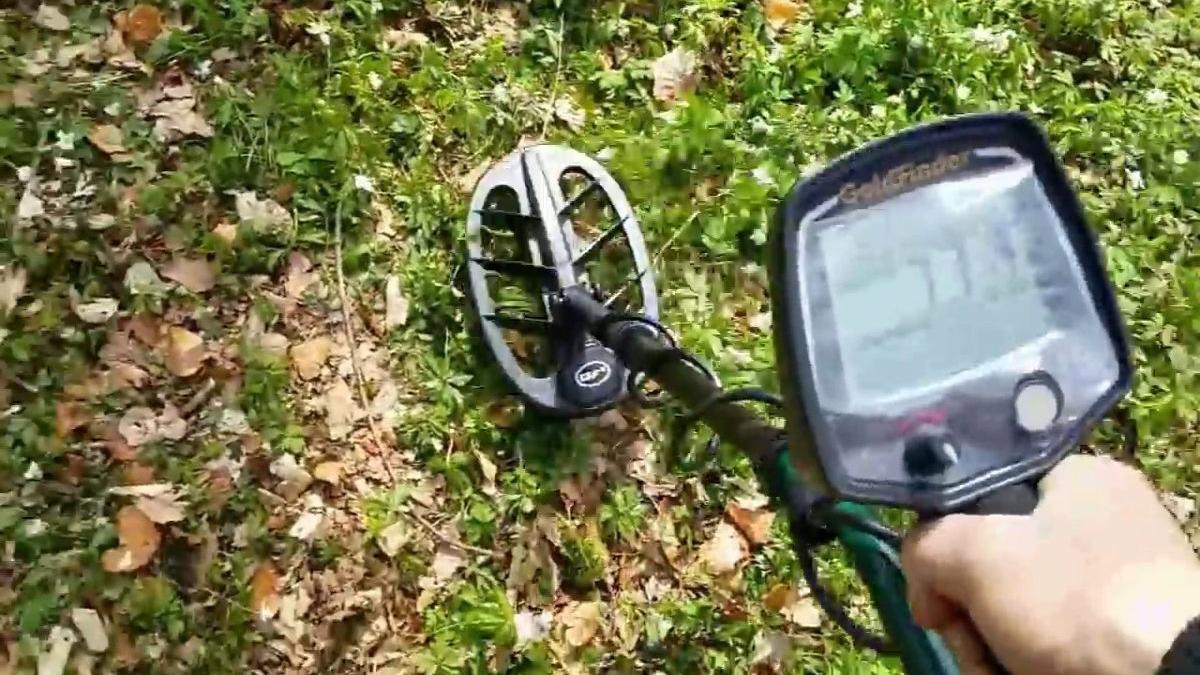 se plimba pe un camp cand a gasit ceva ce semana cu o moneda dar nu stia cu exactitate ce este ma