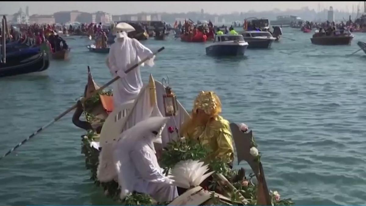 atmosfera de carnaval la venetia petrecerile cu masti vor tine doua saptamani