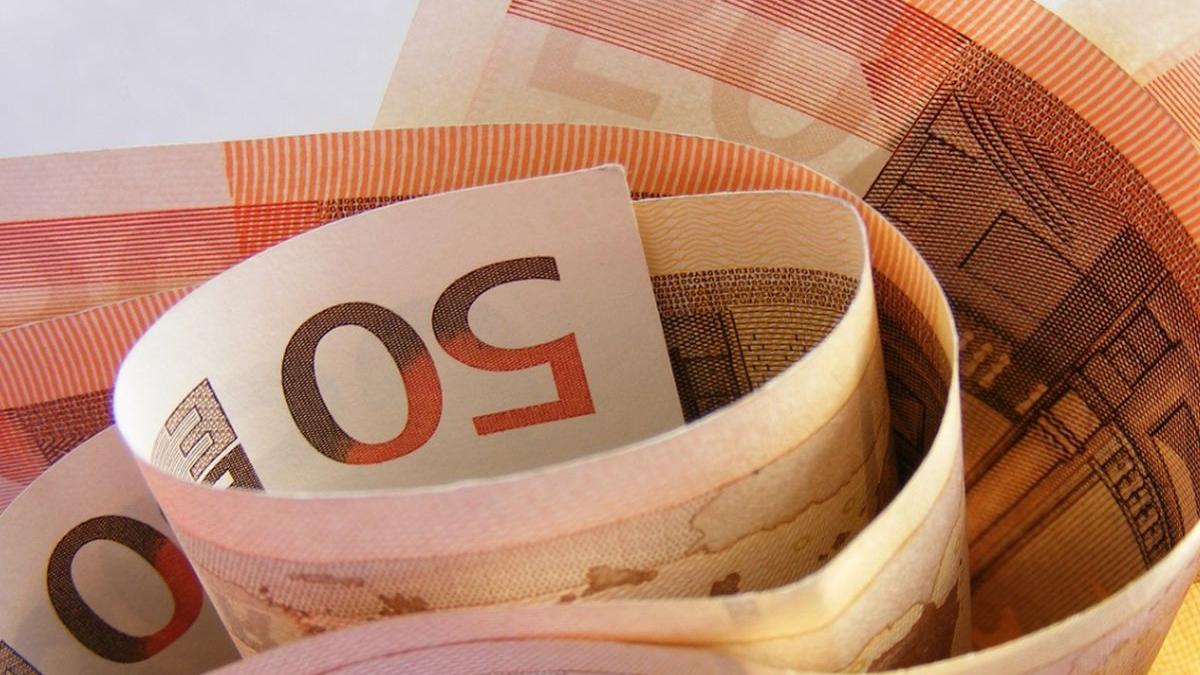 curs valutar 18 februarie cat costa un euro