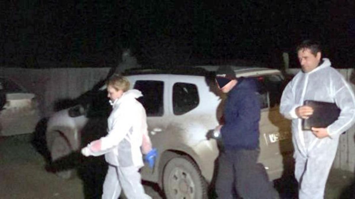 duminica marian o astepta pe ionela sa iasa de la munca cum femeia intarzia barbatul a intrat intr