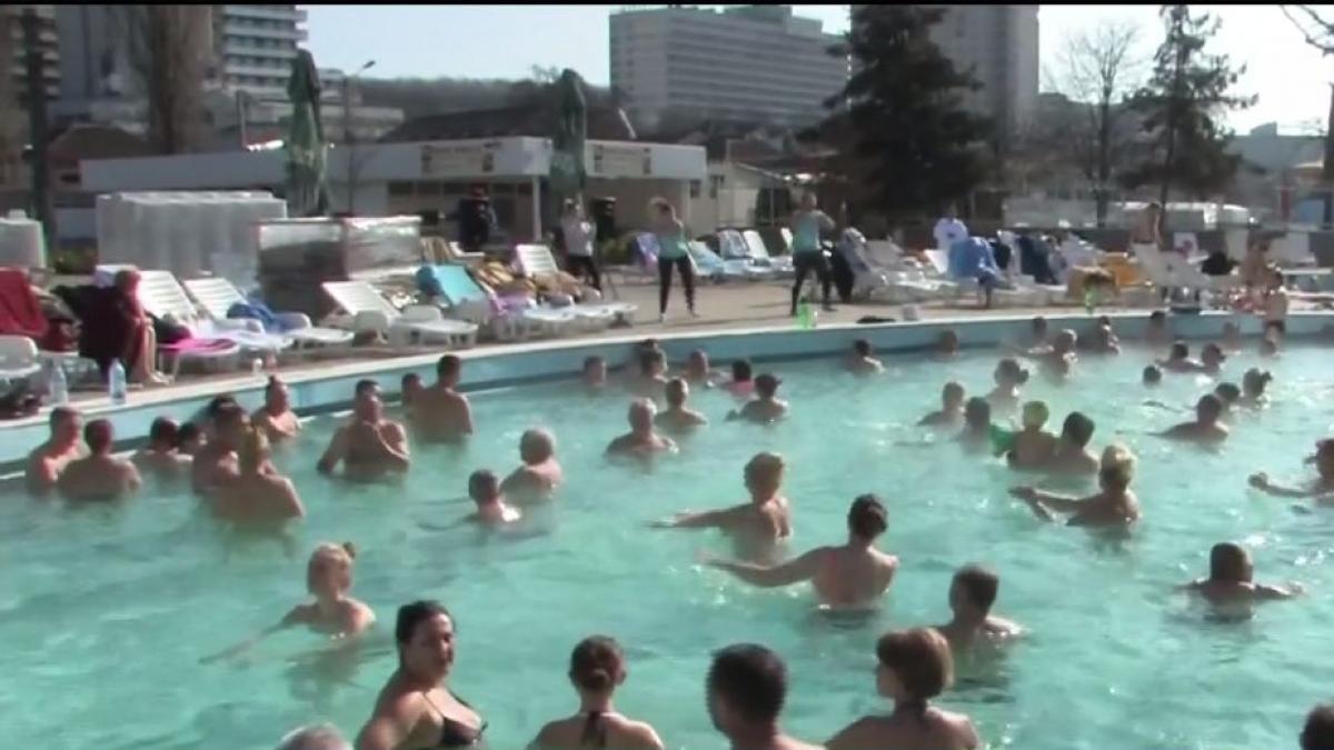 mii de turisti s au bronzat si distrat la baile felix