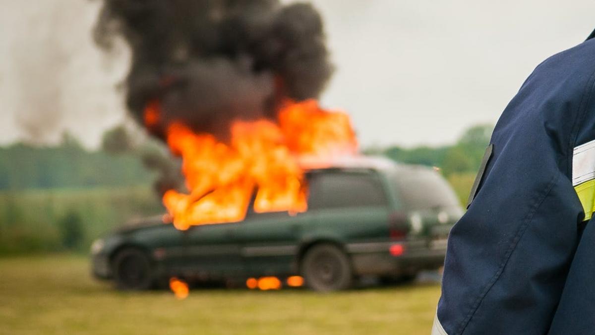 o masina in care se afla un barbat de 60 de ani a luat foc in judetul vrancea victima e in stare