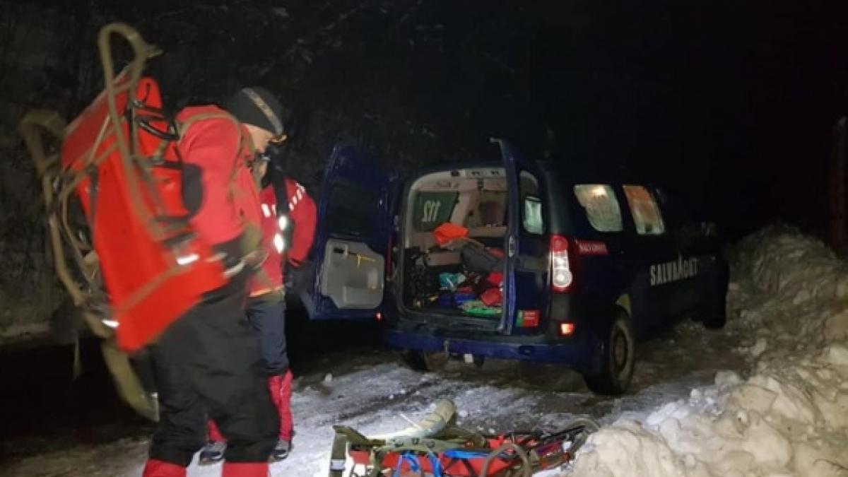 operatiune ampla a salvamontistilor din sinaia doi turisti s au aventurat pe un traseu inchis iarna