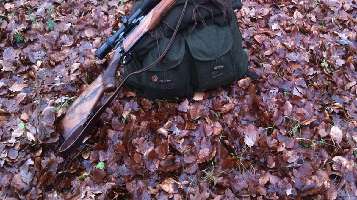 doi batrani au iesit sa se plimbe dar au facut o descoperire alarmanta la marginea unei livezi