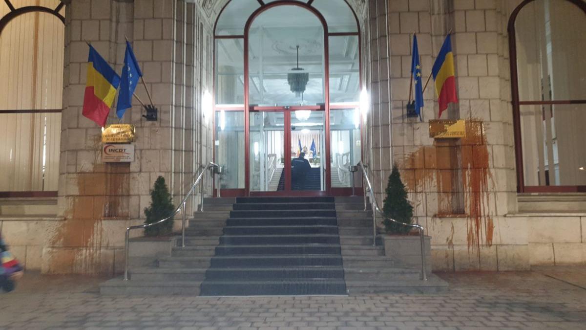 ministerul justitiei a fost vandalizat de protestatari reactia institutiei foto