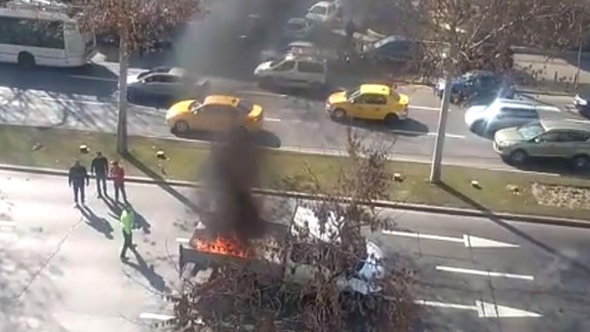o masina a fost cuprinsa de flacari in capitala pe bulevardul lascar catargiu video