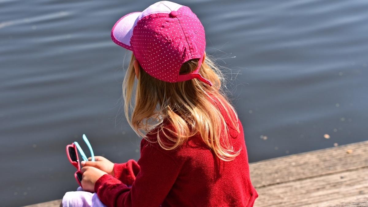 statea prea mult timp pe telefon motiv pentru care mama ei i a interzis sa l mai foloseasca e de a