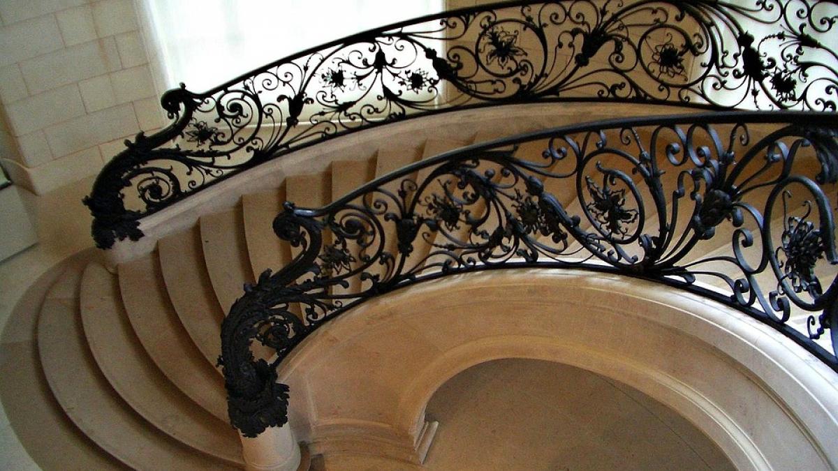 auzea zgomote ciudate la parterul casei si a coborat sa vada ce se intampla a crezut ca nu vede