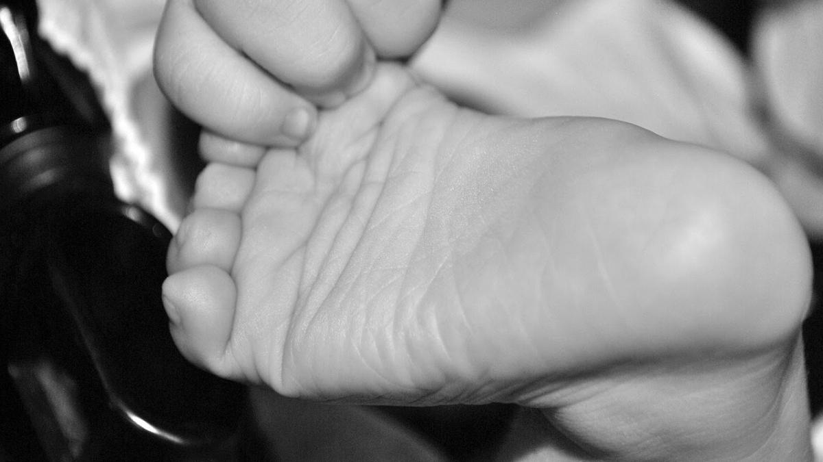 situatie socanta in botosani un copil de un an a ajuns la spital cu arsuri grave dupa ce a cazut in