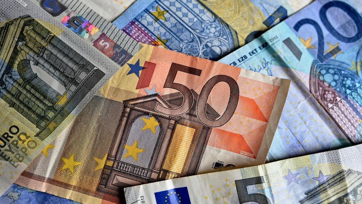 curs valutar 21 februarie cat costa un euro