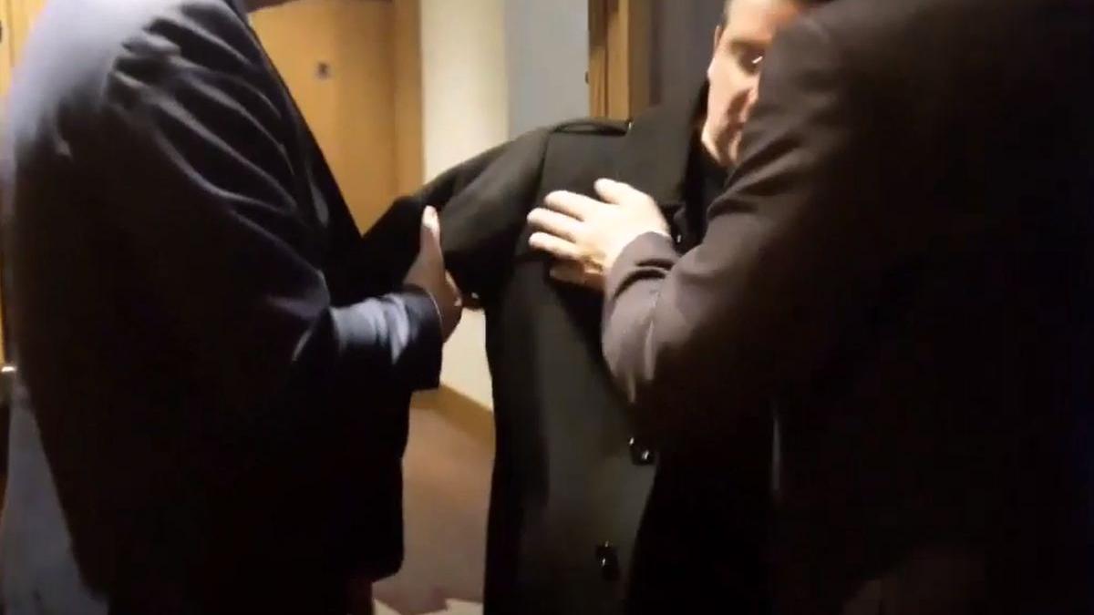 incident la conferinta lui tariceanu doi protestatari luati pe sus video