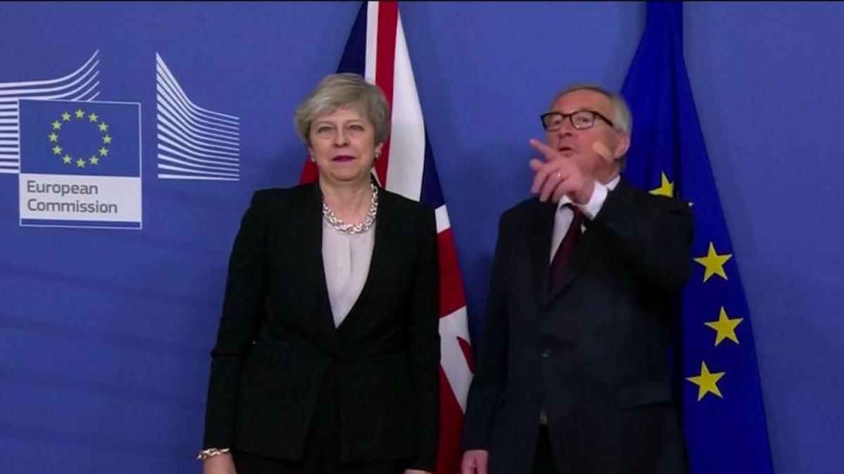 juncker pus pe glume la intalnirea cu theresa may motivul pentru care a aparut cu un plasture pe