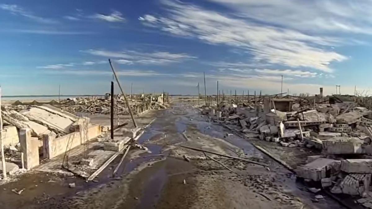 un oras scufundat a iesit la lumina dupa 30 de ani are un singur locuitor video