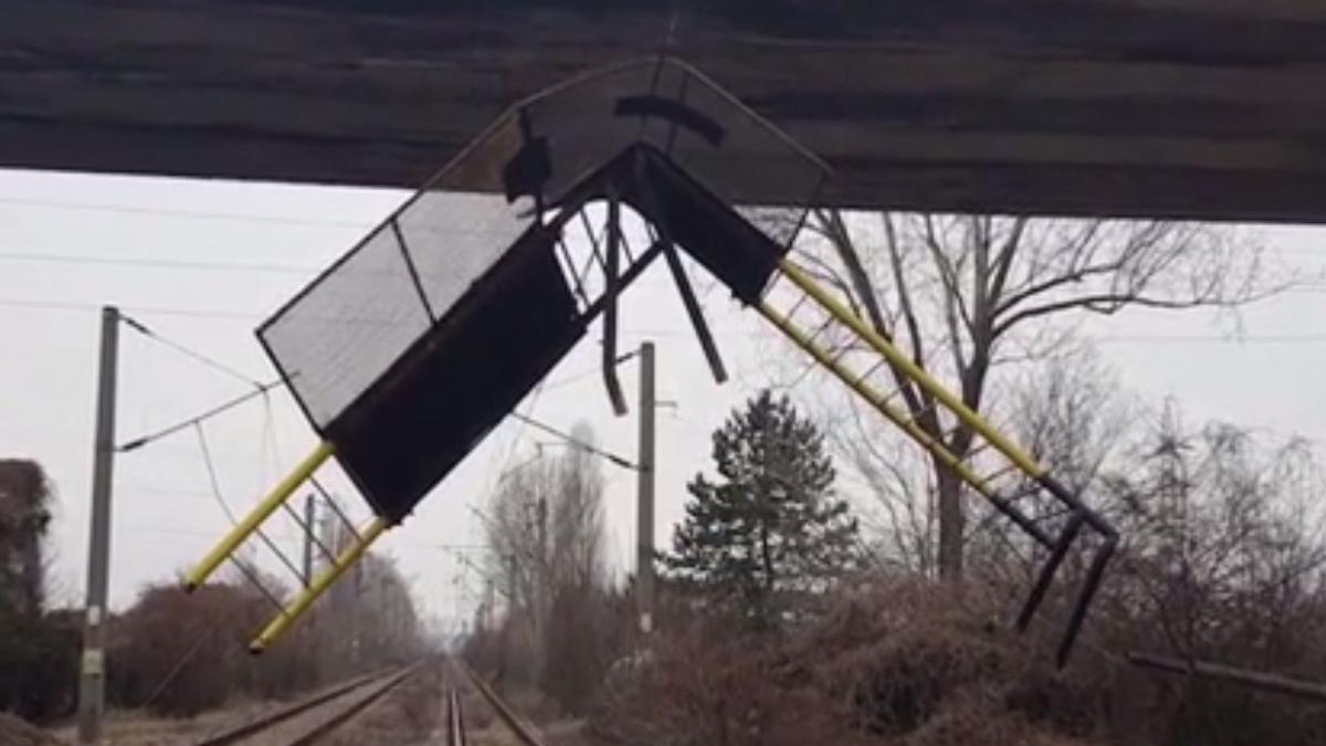 circulatia trenurilor paralizata pe ruta ploiesti buzau un pod de 15 metri a cazut pe liniile cfr
