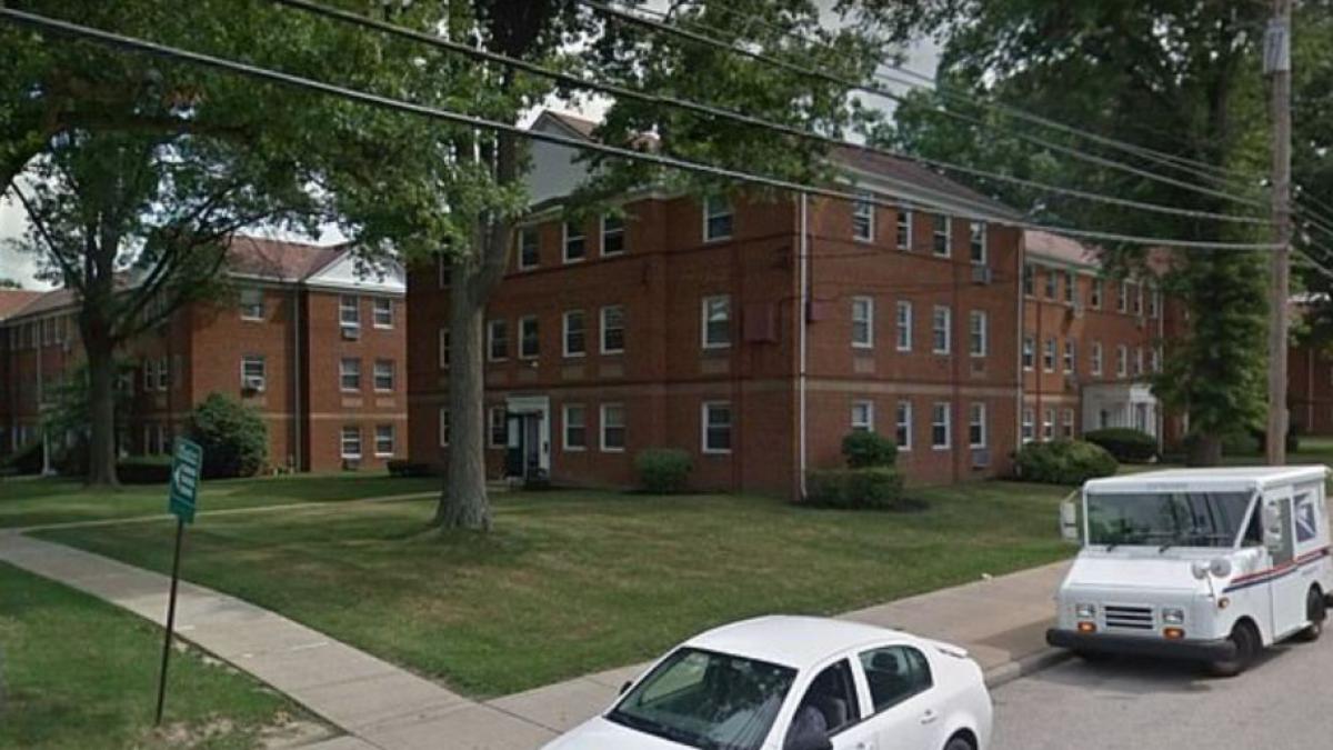 femeia auzea zgomote ciudate din baie asa ca a intrat sa vada ce se intampla a incremenit cand a