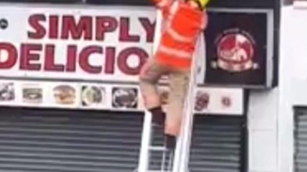 se uitau pe geam cand au vazut mai multi pompieri nu le a venit sa creada cine cobora pe scara de