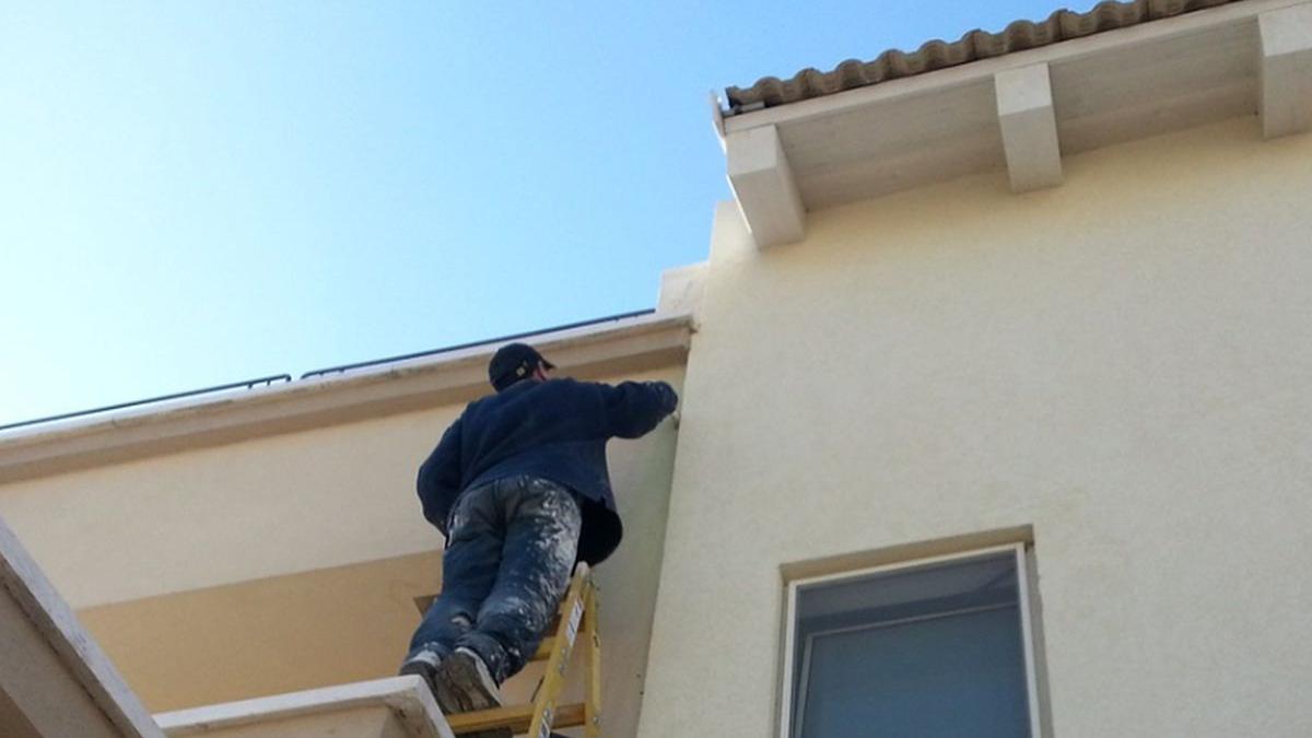 baiatul de 14 ani tinea scara pe care tatal sau se urcase pentru a incerca sa repare acoperisul