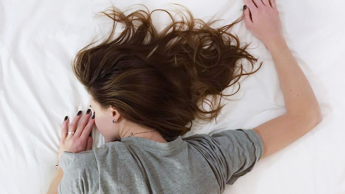 de ce nu mai trebuie sa dormi niciodata cu fata in jos lipita de perna