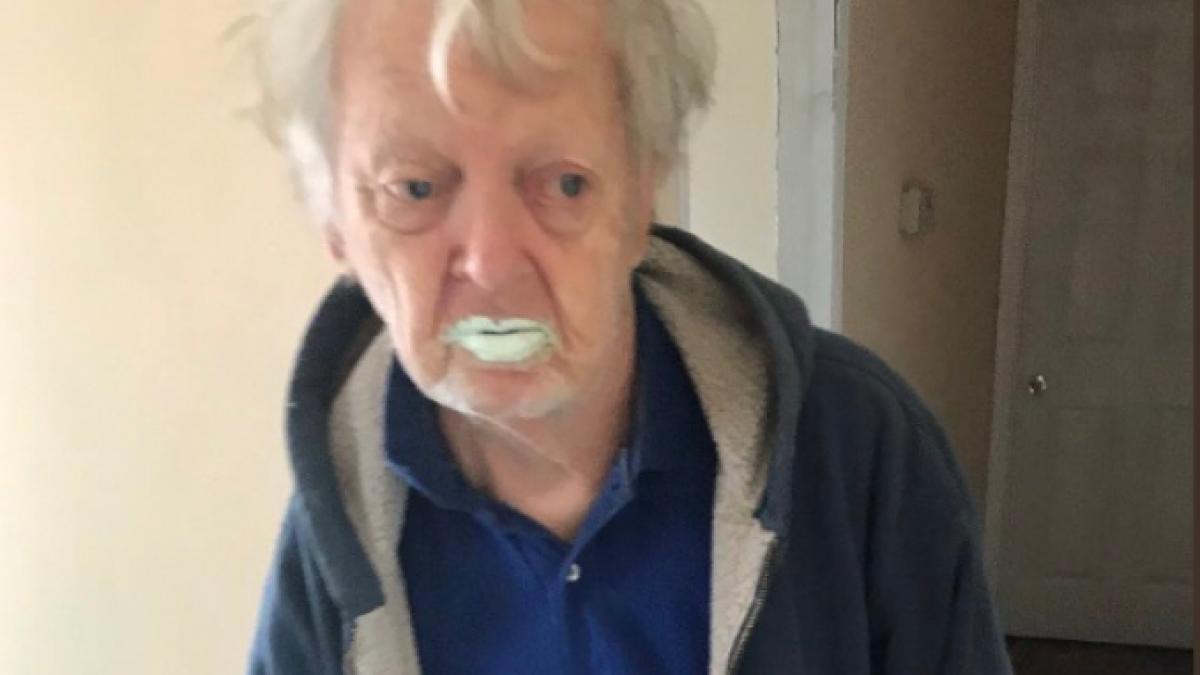 a baut un sfert de cutie de vopsea crezand ca este iaurt pozele au ajuns virale pe internet foto