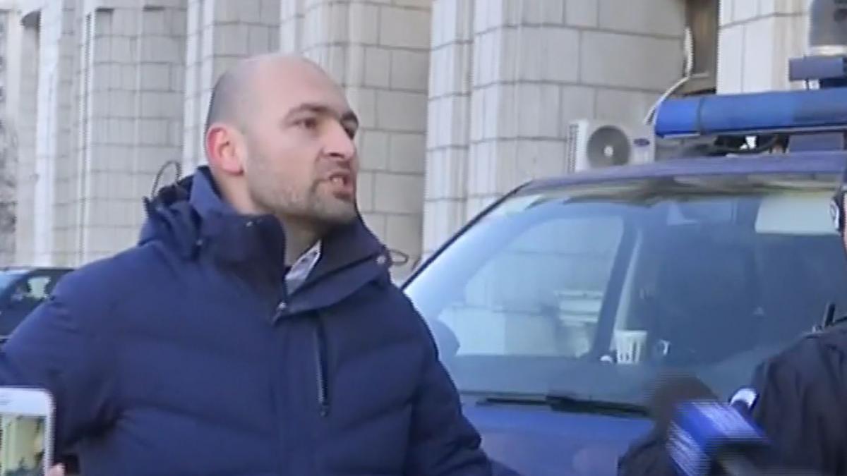 protestatarii rezist au aruncat cu oua in ministerul justitiei