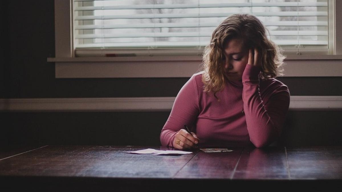 avea doar noua ani cand impreuna cu mama ei s au mutat in casa noului ei tata barbatul din vatra