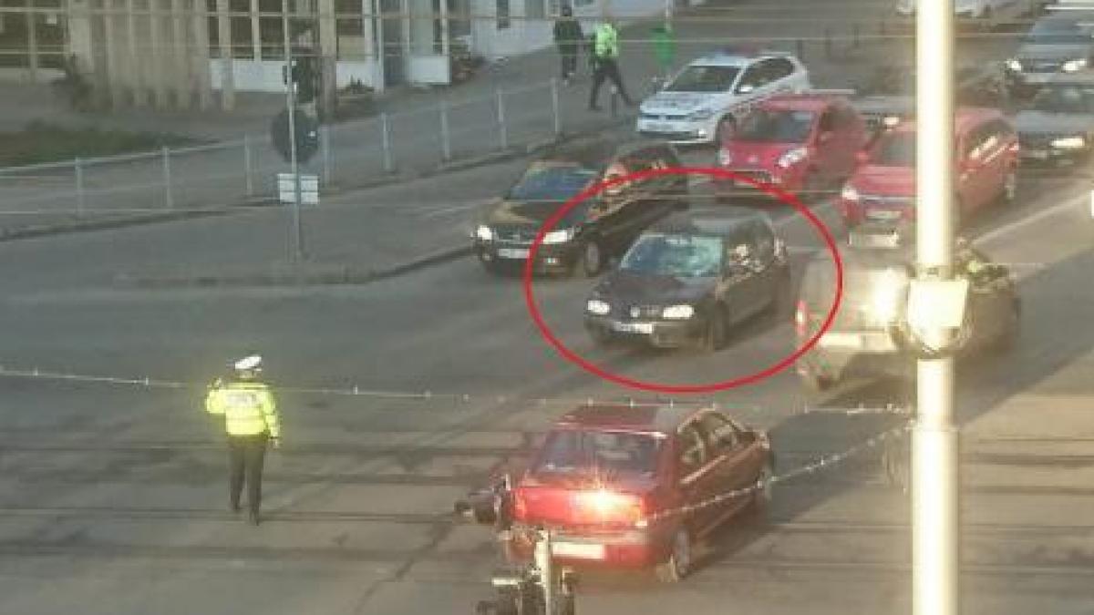 imagini socante in oradea politist rutier lovit in plin de o masina in timp ce dirija circulatia