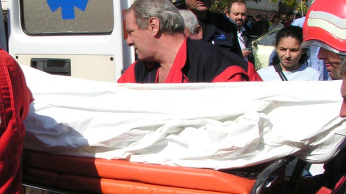 un tanar din buzau s a taiat la gat in plina strada in fata unei biserici