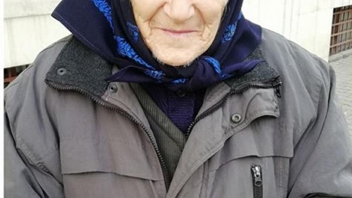 alexandra se plimba pe o strada din cluj cand a vazut o batrana cu ceva in mana s a apropiat si a