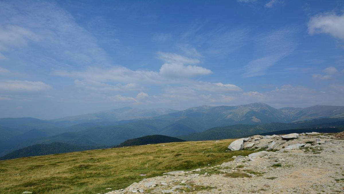 cea mai inalta si frumoasa sosea din romania sufocata de gunoaie video