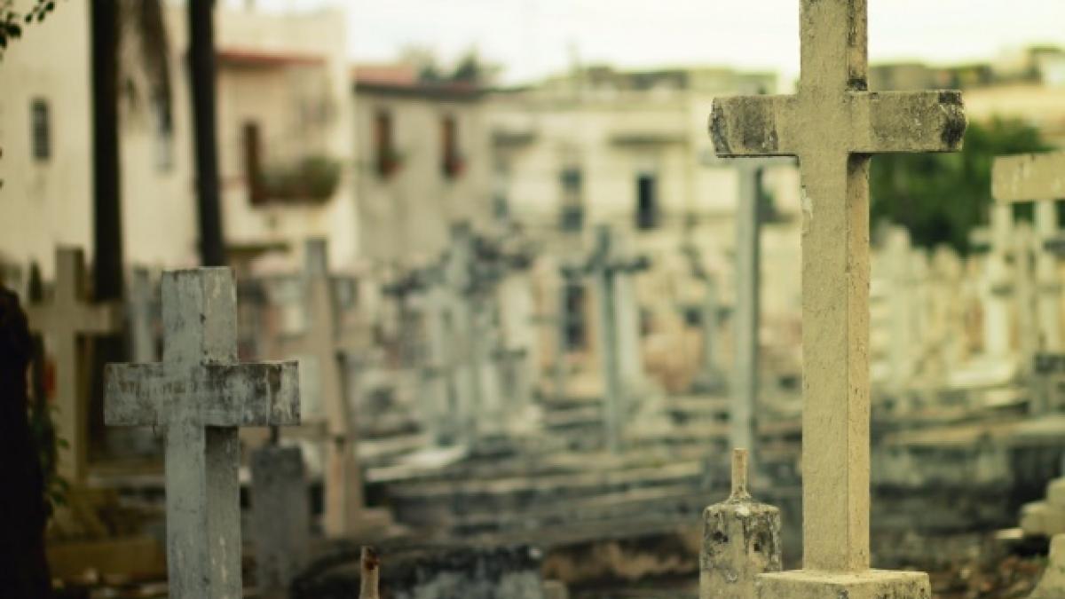 erau stransi toti o inmormantare cu sicriul deschis cand un pastor s a apropiat de mort si a pus