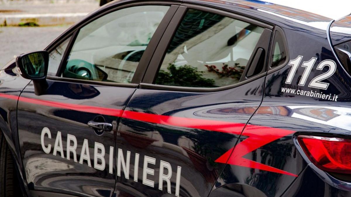 un roman din italia a fost arestat dupa ce si a batut sotia si fiica