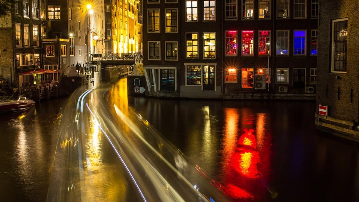 putini romani stiu asta de ce este culoarea rosie asociata cu prostitutia