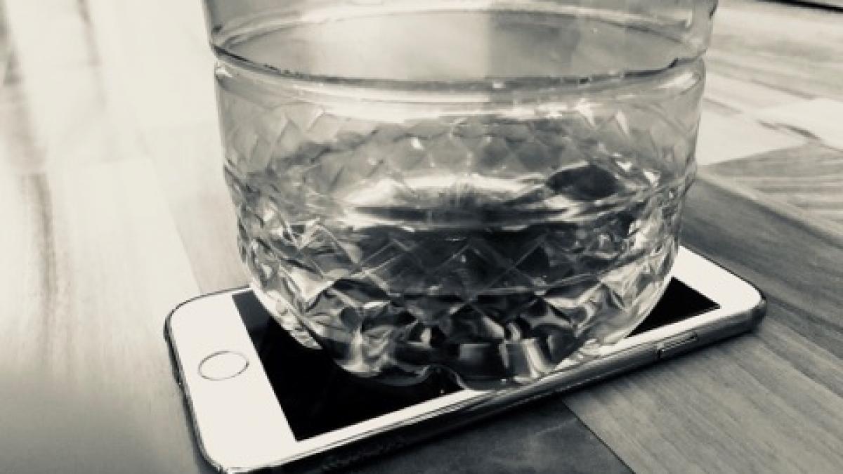 de ce multi romani pun o sticla de apa pe ecranul telefonului mobil efect genial