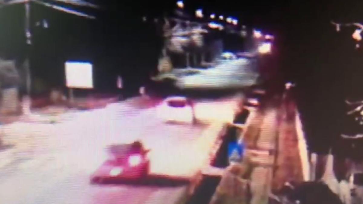 momentul in care un barbat din dambovita se intinde pe sosea si este calcat de doua masini foto