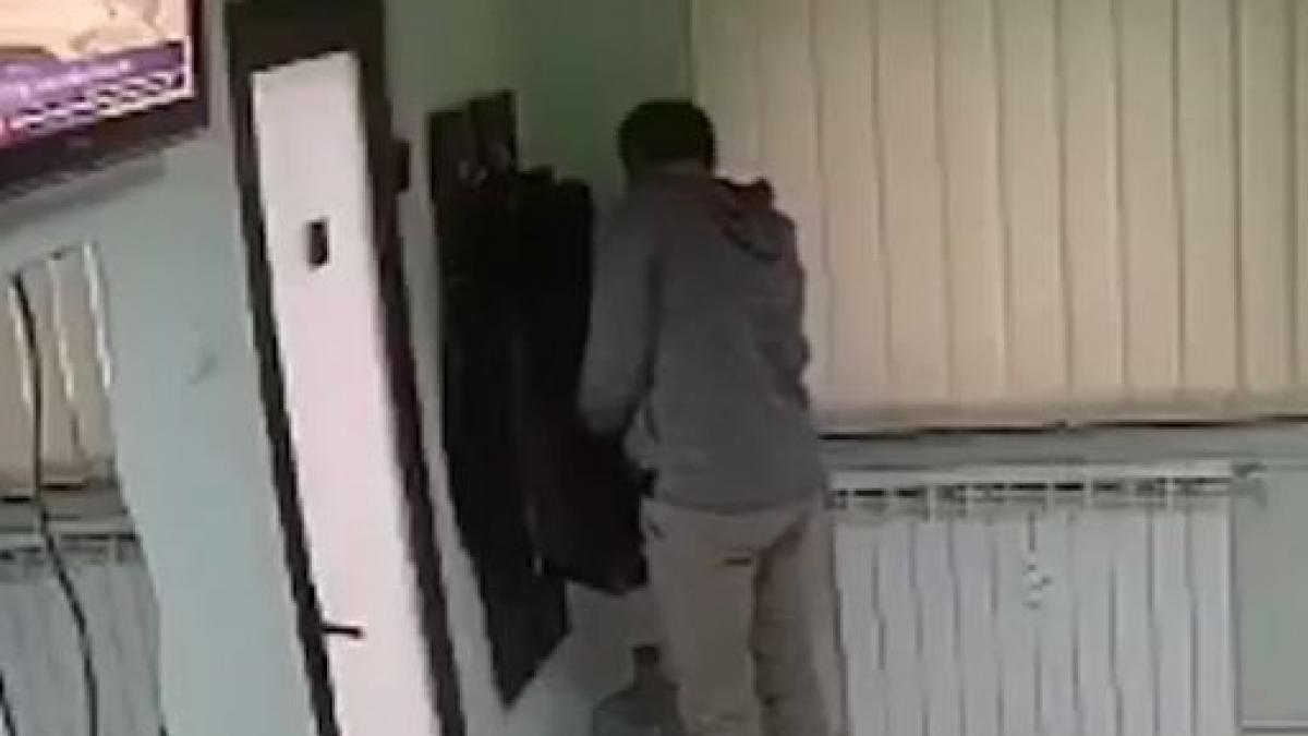 hot surprins in timp ce fura din hainele pacientilor unui cabinet medical din capitala politia este