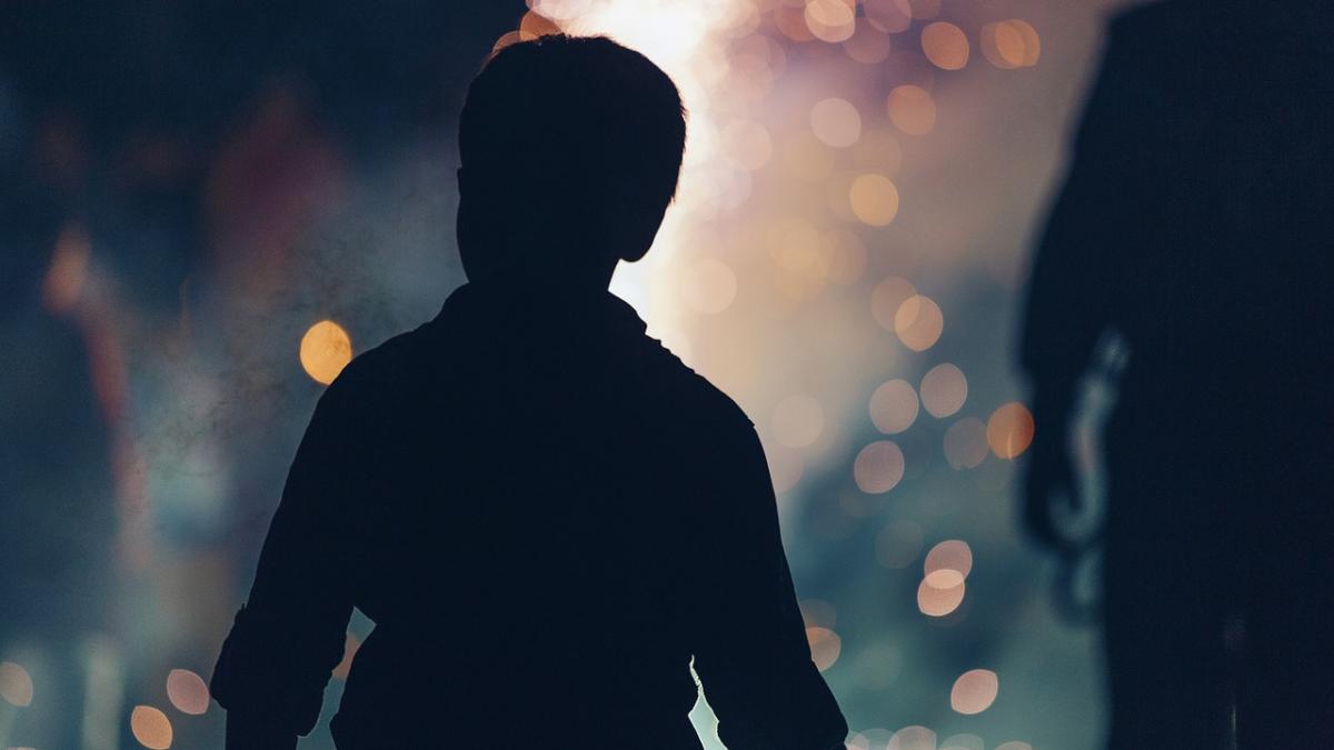 profesorul l a chemat pe baiatul de sapte ani intr o clasa l a dezbracat si l a violat apoi a urmat