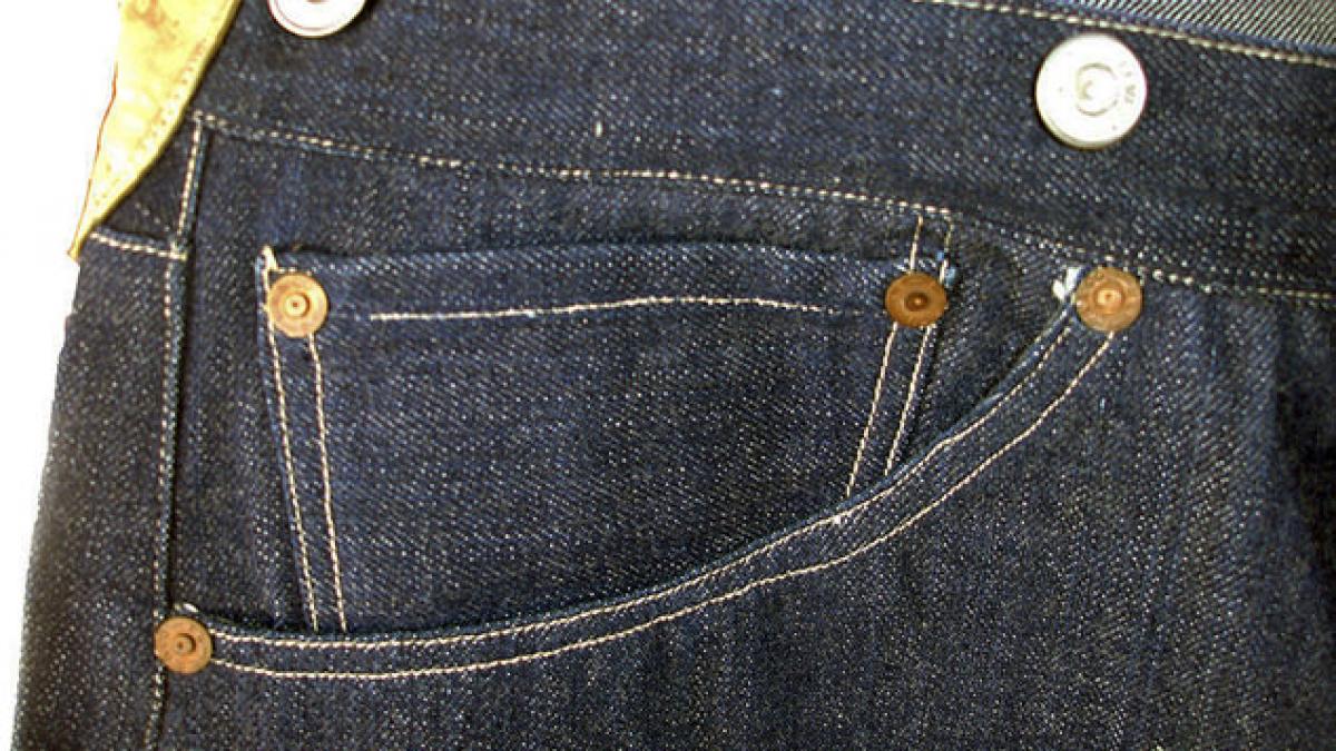 a gasit o pereche veche de blugi intr un cufar nedeschis de ani de zile era sa lesine cand a