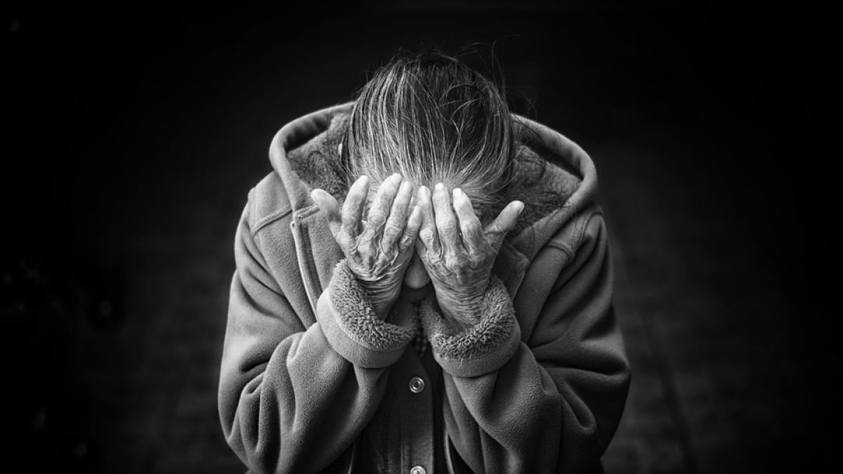 era odata pe strada o batrana care cersea se vedea ca nu mai cersise statea asa ingramadita cu