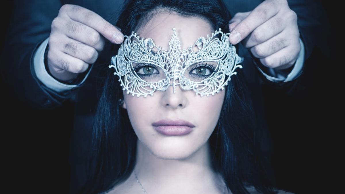 horoscop fetele intunecate ale zodiilor varsatorii privesc viata cum trece pe langa ei fecioarele